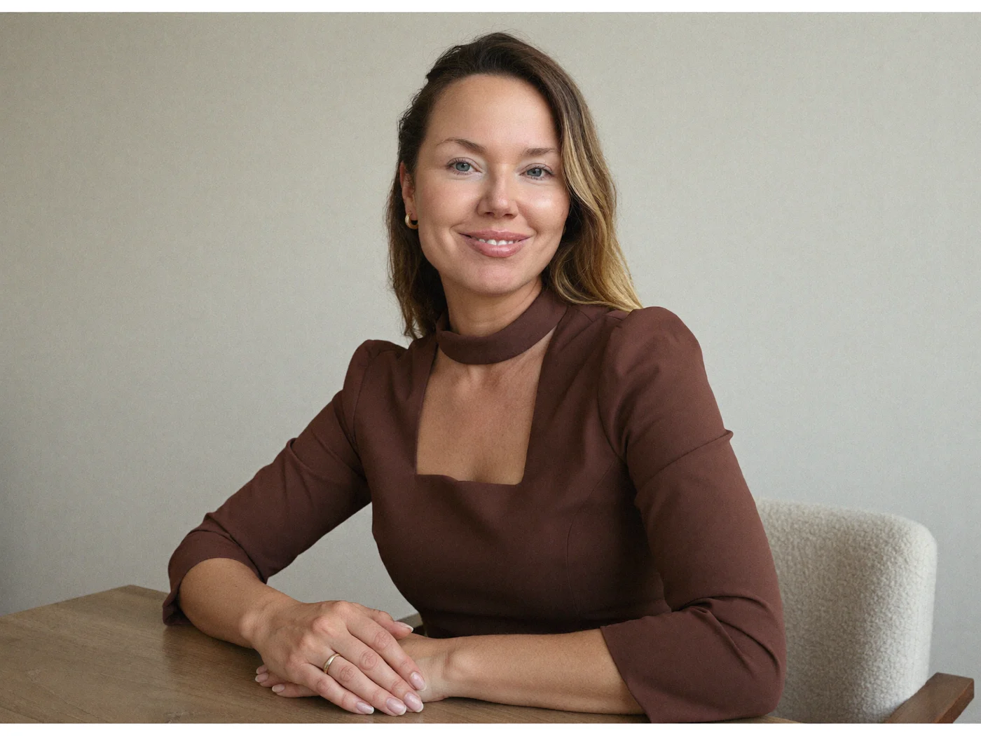 Oliwia Matysiak Płuciennik, dietetyk kliniczny, przy stole w jasnym wnętrzu