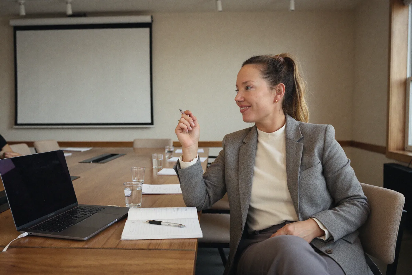 Oliwia Matysiak Płuciennik prowadząca szkolenie w sali konferencyjnej